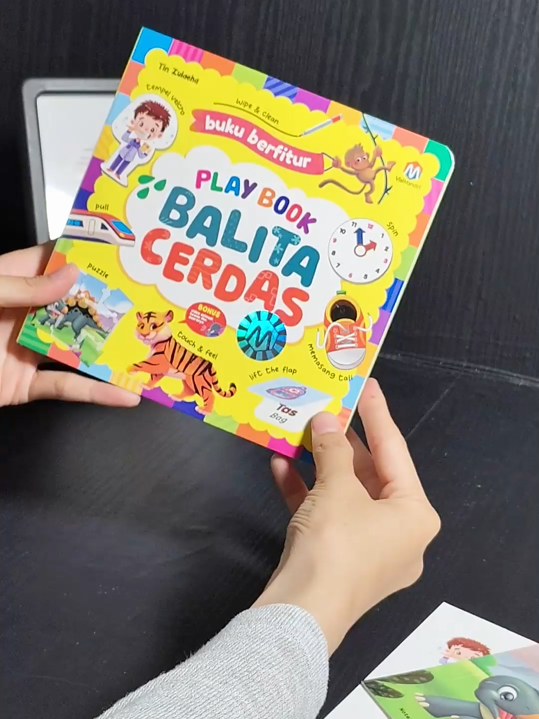 play book balita cerdas buku aktivitas mencerdaskan anak mulai usia 0 bulan sampai 3 tahun, sangat cocok untuk menstimulasi otak anak balita. dierbitkan oleh penerbit ziyadbook #bukubayi #bukubalita #bukuanakbalita #playbookbalitacerdas