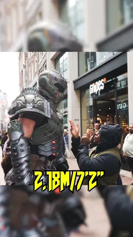 When Giant Doom Slayer (2.18m/7'2'') meets his fans 😁. Full YT in my BIO link! Doom: The Dark Ages is now available on all platforms including on @xbox with @xboxgamepass ! Special Thanks to @Doom and @Bethesda for helping me out! #doom #doomslayer #cosplay #thedutchgiant 