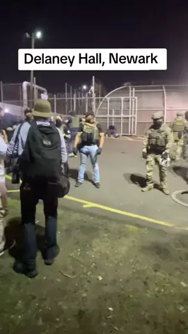 Manifestación en el Centro de Detención de Delaney Hall, donde varios detenidos supuestamente se amotinaron y tomaron temporalmente el control del edificio. La instalación fue evacuada bajo las órdenes del alcaide, y las Operaciones de Ejecución y Remoción de ICE luego recuperaron el control. Las autoridades creen que nueve detenidos escaparon a pie.😱😱 #ICE #DHS #FBI #newark #newjersey #noticias #manifestacion #inmigrantes #RedadasICE 