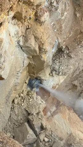 Drilling though this Jasper rock in Arkansas is no joke. Gotta love a hammer 💪🏼 #VermeerMidsouth #20x40 #HardRockTooling #DirectionalDrilling 