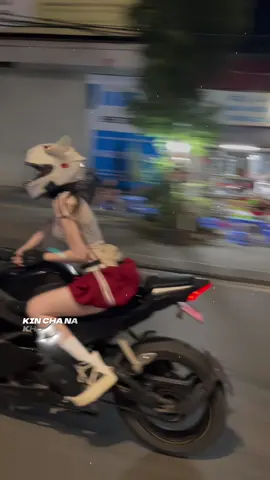 Tối nay nếu mà anh muốn vivu thì hãy thơm em một cái và 😉😉😉 #r15v3 #kim #Kimbiker #girlbike #xuhuongtiktok #trendingvideo 