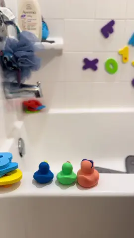 Doesn’t usually take too much to clean my toddlers bathroom 🧽✨  #cleaningtiktok #CleanTok #toddlertoys #bathtoys #momhacks #bathtimehacks #bathroomcleaning #momtok 