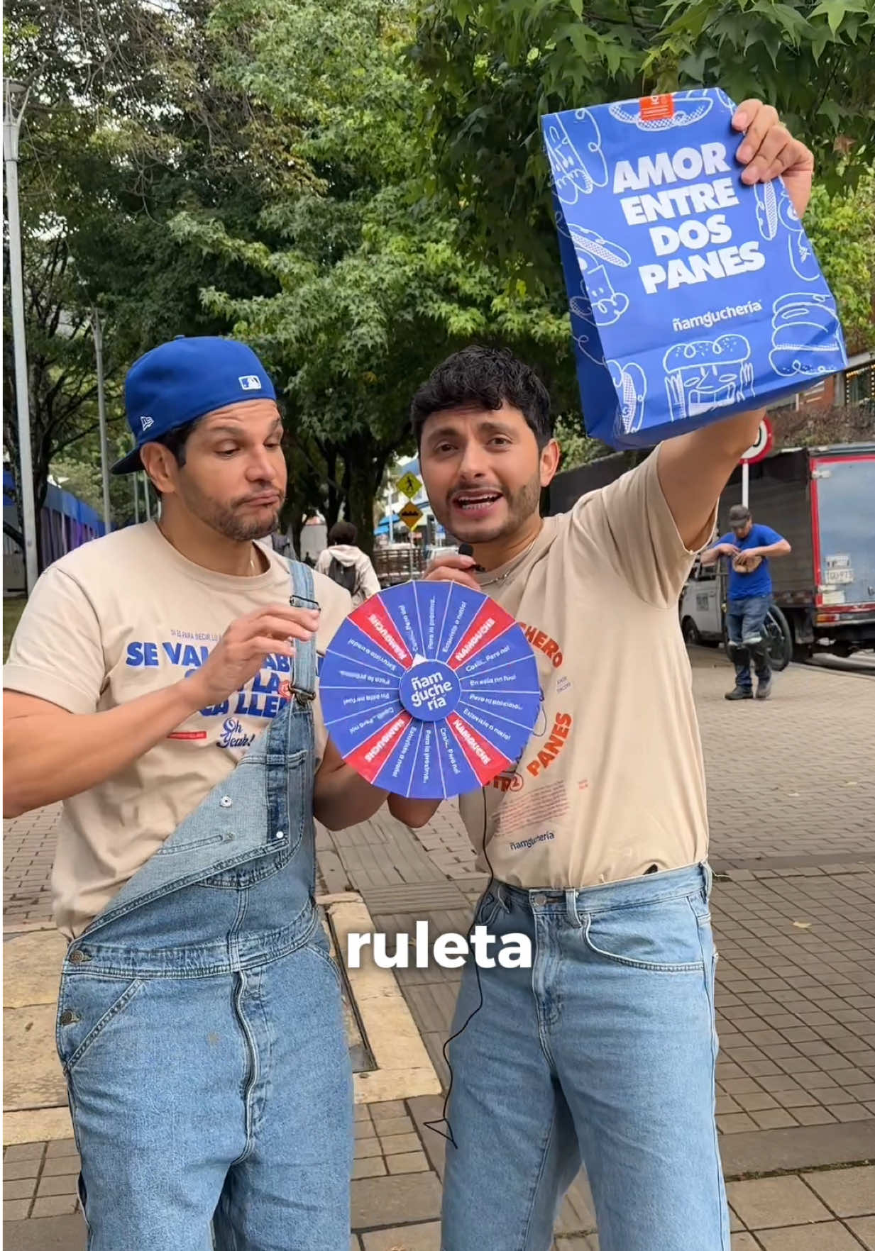 ¿Pa’ donde quieres que vaya el ESCUADRÓN ÑAMGUCHERO? 🥖🕺🏻🕺🏻   • Si ves a este par de ñams con una bolsa en las manos y brillo en los ojos, no corras… ¡acéptales el ñámguche!” 💙 #ñamgucheria #losdeñam