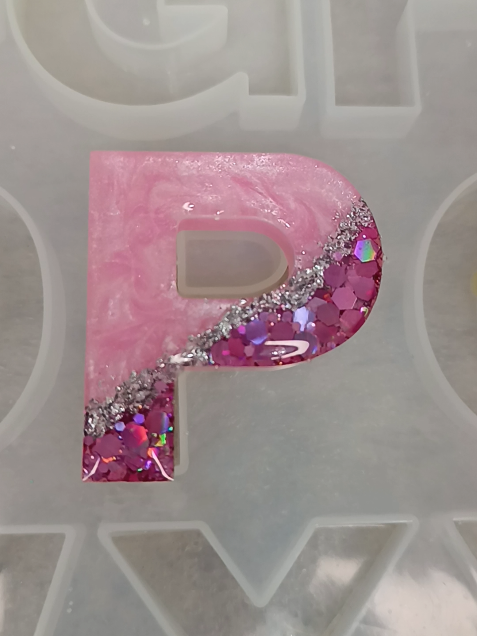 Produção bem rapidinho dessa inicial P na cor rosa que ficou a coisa mais fofa do mundo 🥰 #personalizados #chaveiroresina #chaveiroresinado #resinaepoxica #resina #resinartist #resinpour #resinart #chaveiroderesina #resinaepoxi #chaveiros #eternizacao #eternizacaoemresina #p #vaiprofycaramba #fyp #resultadodovideoqueacabeidever 