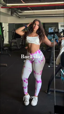 Strong back, strong energy, aligned confidence 🪽✨ •Pull ups gravitation •Remada baixa  •Remada cavalinho  •Bicep curls #fyp #fypシ゚ #gym #fitnessmotivation #backday 