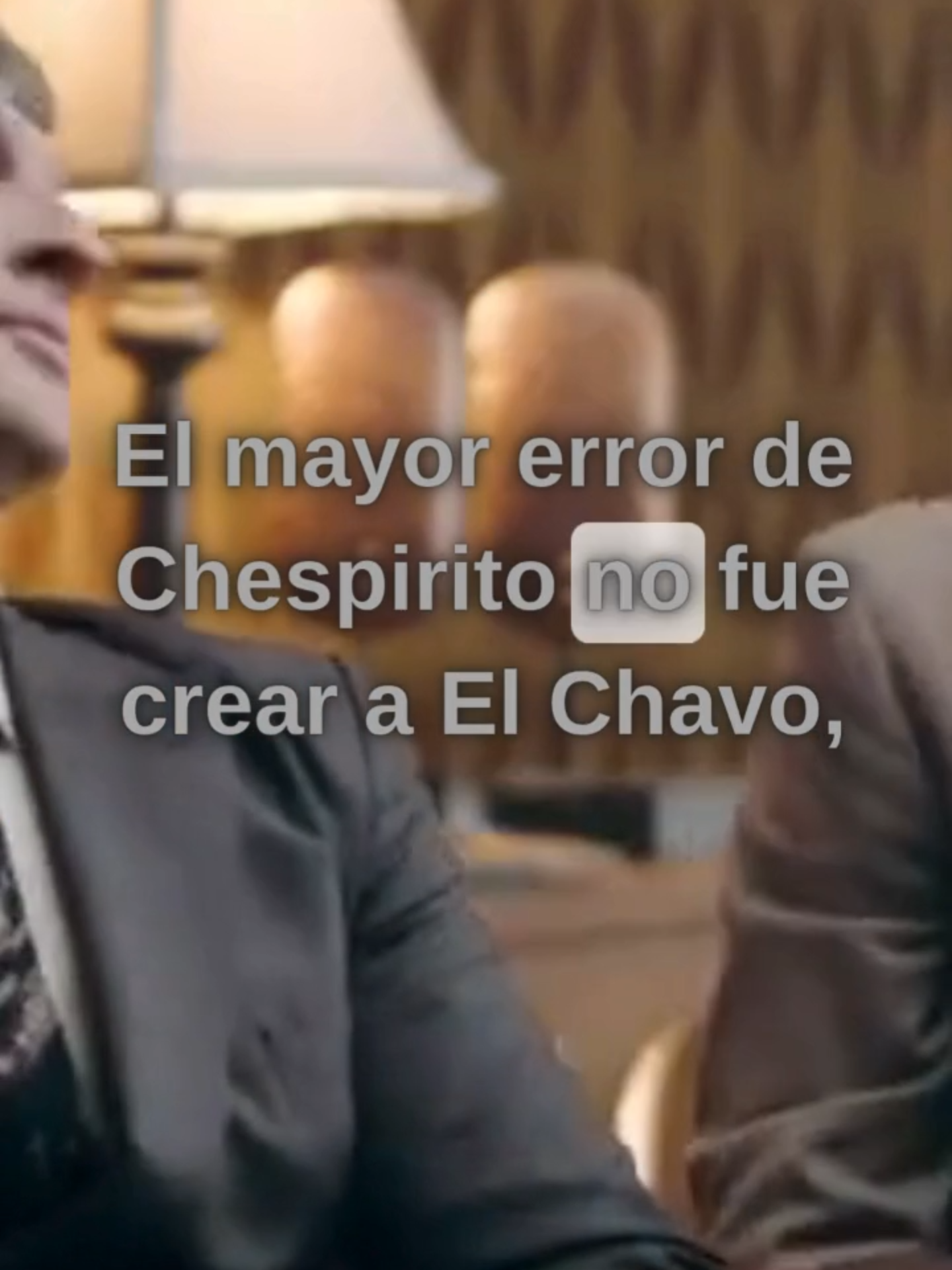 Chespirito nos enseñó a reír, pero también, sin querer, nos dejó una gran lección: no siempre puedes con todo. A veces creemos que mientras más cosas hacemos, más exitosos seremos, pero no es así. No se trata de hacer de todo, se trata de hacer bien lo que realmente nos corresponde. Chespirito fue un genio escribiendo, actuando, creando… pero cuando quiso abarcarlo todo, cuando quiso controlarlo todo, empezó a perder lo que más valor tenía: sus amigos, sus equipos, su gente. Esta historia no es solo sobre él. Es sobre todos nosotros. Zapatero a su zapato. Recuerda dónde realmente brillan tus talentos y no tengas miedo de poner límites. A veces por querer hacerlo todo, lo pierdes todo.#reflexion #chespiritoporsiempre #leccionesdelavida #elchavodel8 ##fypシ゚ #fyp #fypp #fypdongggggggg #f #viraltiktokvideo #reflexion #psicologia #aprendizaje #crecimientopersonal #vira