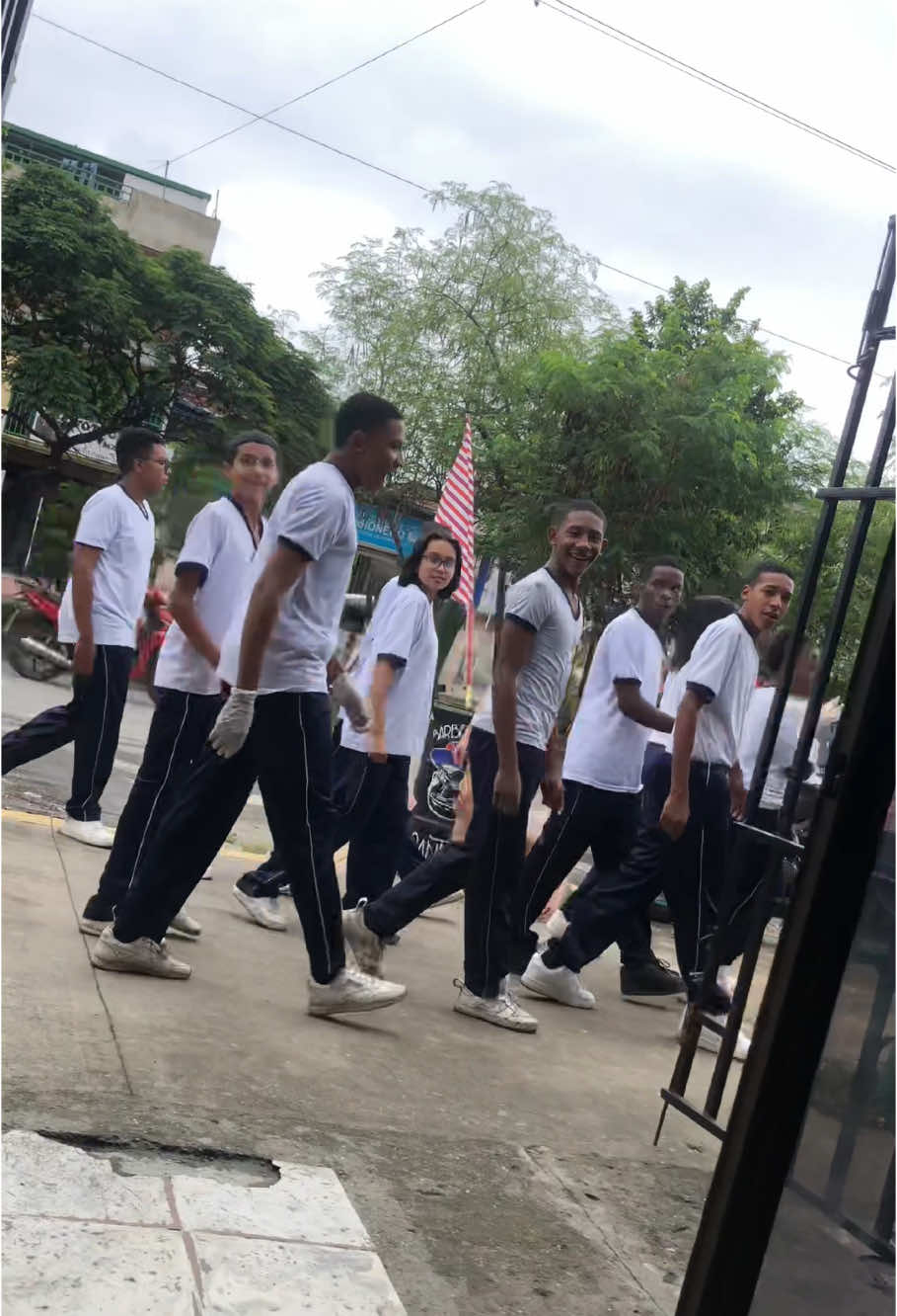 Todos coordinados 🤣 LA PANDEMIA DEL MONKEY 🐵🎶🇨🇴🌎 #monkeywhite #cali #colombia #reaccion #niños 
