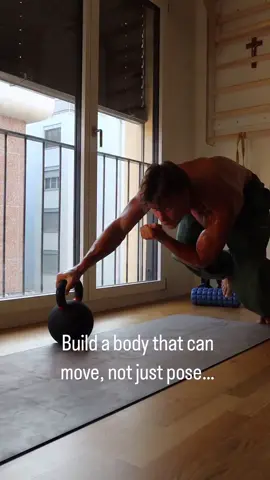 Build a body that can move, not just pose. I’m not here to just help you look good standing still (always a plus). The real question in your training should be… Can you move well in any sudden scenario ? Can you twist, press, react, and control your body ? Strength that transfers to your daily life. Rotation. Stability. Control. The kind of movement that keeps you pain-free, powerful, and ready for anything. Follow the plan ⚡️ Comment “HYBRID” for program. First part of Summer Shred 2.0 drops tomorrow 🔥 Let’s move. #ﬁtness #workout #kettlebell #homeworkout