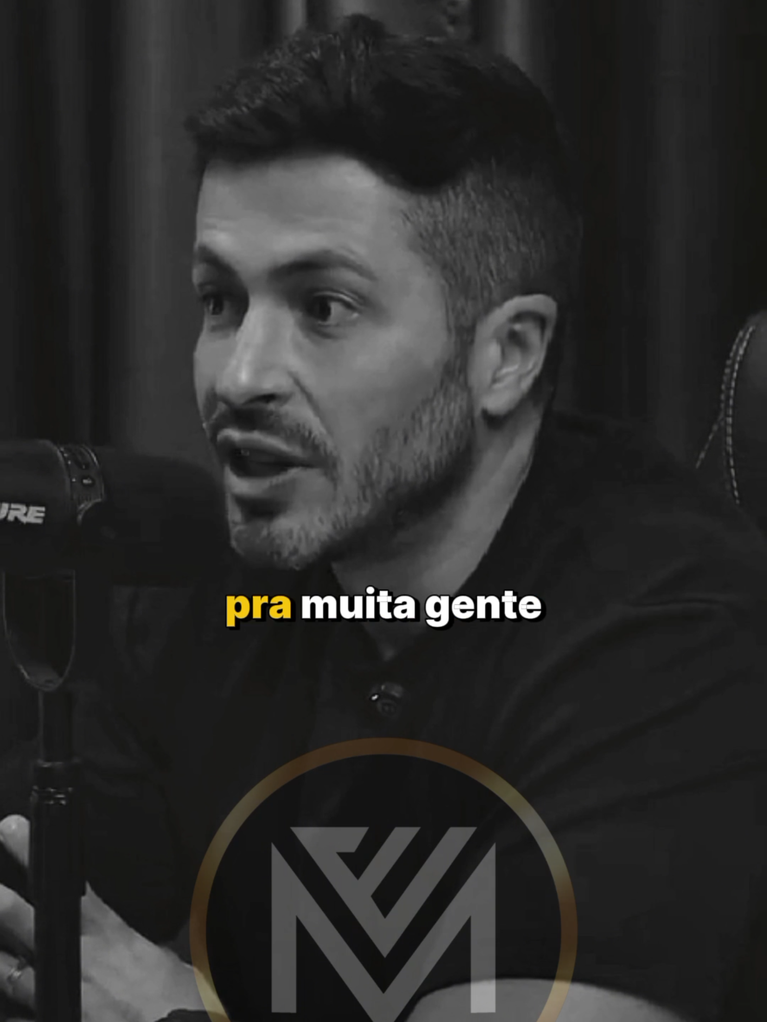 @jhonnymartins_ | As pessoas adoram lembrar de quem você era... Muitos se prendem à versão antiga de você… porque temem sua evolução. Mas você não é mais o de ontem. Cresceu, mudou, e tá só começando. Não deixe que te limitem pelo passado. Você sabe quem é — e pra onde está indo. Continua. Você é sua melhor versão em construção. #jhonnymartins #reflexão #crescimento #desenvolvimentopessoal