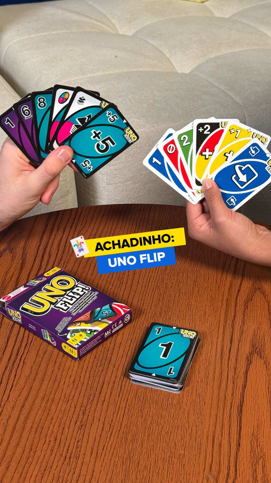 Atenção: só é válido ficar chateado com o coleguinha durante 1 partida! Depois, a amizade continua! 😂 #DescriçãodaImagem No vídeo, os influenciadores Larissa e Daniel estão sentados no chão da sala, ao redor da mesa de centro, jogando Uno Flip. Larissa coloca uma carta +2 na mesa e provoca: “Pode comprar, queridinho!”. A cena corta para o logo do UNO FLIP na tela, com o lettering: Achadinho Uno Flip. Em seguida, a câmera volta para a sala e Larissa diz “Flip”, virando o baralho. Daniel responde com ironia: “O jogo virou, né querida?”, e joga uma carta +5. Larissa, indignada, pega cinco cartas, claramente brava, mas logo os dois voltam a rir e continuam jogando, se divertindo. No final, aparece o lettering: 