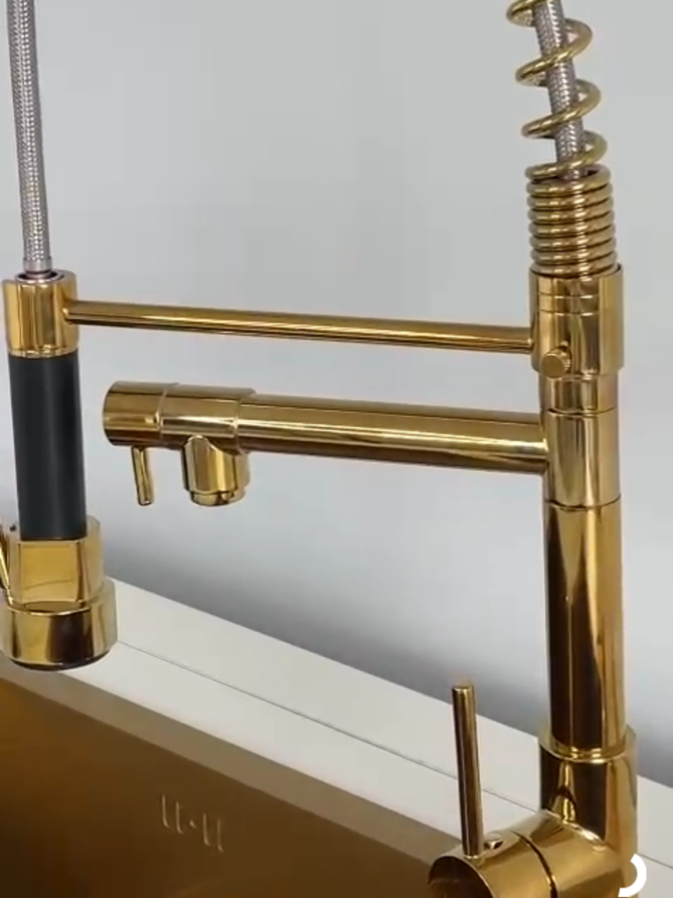 Moderna e versátil, essa torneira gourmet possui acabamento dourado sofisticado e duas saídas de água, ideal para facilitar as tarefas na cozinha. Oferece controle preciso de temperatura e fluxo com o monocomando, unindo praticidade e estilo. #tiktokshop #torneira #torneirabrinovar #torneiradourada #torneiragoumert #dourado #brinovar #foryouu #foryoupage #dicasdecasa