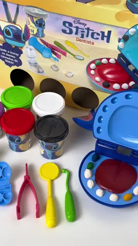 Apresentando o emocionante Stitch Dentista da Cotiplás: um kit divertido que une brincadeira e aprendizado com massinhas! O brinquedo traz a famosa boquinha do Stitch, onde as crianças podem criar dentes, simular cáries, restaurações e limpezas com as massinhas coloridas. 🐾 O kit acompanha: 1 boquinha do Stitch Dentista 5 potes de massinha não-tóxica 4 acessórios de dentista (broca, espelho, pinça…) 2 moldes para dentes E, como sempre, todo o padrão Cotiplás de qualidade, seguro, resistente e cheio de cor! 🌟 Benefícios que fazem a diferença: - Desenvolvimento da coordenação motora fina: manipular, moldar e usar os acessórios fortalece os dedinhos e a destreza; - Estímulo à criatividade e imaginação: criança cria cenários, histórias e inventa tratamentos dentários com as massinhas; - Aprendizado lúdico sobre higiene bucal: brincar de dentista ensina, de forma divertida, a importância de escovar, restaurar e cuidar dos dentes; - Experiência sensorial completa: massinhas proporcionam uma atividade calmante e tátil, relaxando e entretendo. Quer unir aprendizado e diversão? Garanta o Stitch Dentista e transforme a hora da brincadeira em um momento cheio de sorrisos! ✨🦷 #StitchDentista #massinha #cotiplás #brinquedoeducativo #higienebucal #coordenaçãomotora #criatividade #imaginação #infânciafelizsempre #brincadeiracriativa #lançamento #stitch #disney 