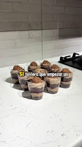 🍰 ¿Quieres emprender en repostería sin horno, con poca inversión y alta ganancia? Los postres en vasito pueden ser tu mejor opción. Y no, no necesitas tener un gran taller para comenzar. 👀 Son ideales para vender por unidad o para eventos especiales, se ven lindos, se transportan fácil y permiten muchas combinaciones de sabores. Pero ojo: si no sabes calcular bien tus costos, puedes terminar trabajando mucho… y ganando poco. 😓 ✨ Con nuestras plantillas automáticas en Excel, puedes fijar precios exactos en segundos, incluyendo ingredientes, luz, gas, empaques y hasta tu tiempo. ¡Todo sin quebrarte la cabeza! 📲 Comenta de qué país nos miras y da clic en el enlace de mi perfil para descargar las plantillas que te ayudarán a vender de forma rentable y profesional. 🚀 ¡Empieza tu negocio dulce con estrategia!   #reposteria #dessert #postres #bakery #cake #cakeboss #repostería #cakeshop 