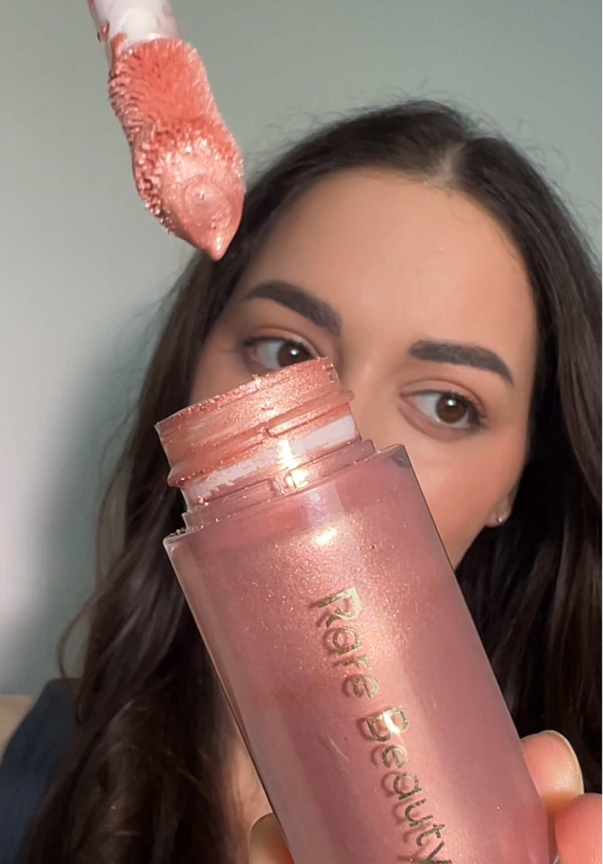 @rarebeauty Liquid Luminizer = glow in a bottle 💖 #rarebeauty #liquidluminizer #glowyskin #makeupmusthave #highlightonpoint #ugcbeauty #beautyugc #ugccreator #ugcmakeup #creatorcontent #makeuptok #GlowUp #ugcvideo