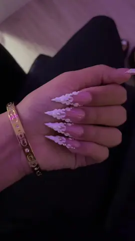 I loveee 😍😍🤍🤍 #fyp #nailinspo #stilletonails #frenchtips #flowernails #3dflowernails #houstonnailtech 
