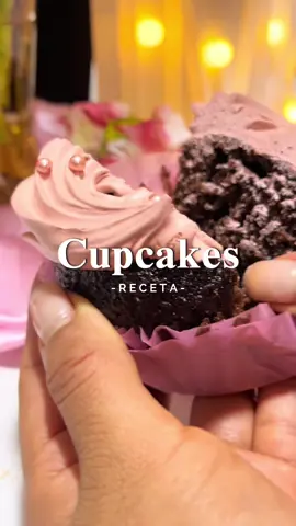 RECETA DE CUPCAKES de chocolate!!🍫 Mil disculpas la demora pero estas semanas hemos tenido varios pedidos 🙏❤️Gracias por la espera !  Aquí les dejo los ingredientes:  -150gr de leche tibia  -3gr vinagre blanco -100gr agua caliente  -3gr café soluble -250gr azúcar rubia  -2huevos -125gr de aceite  -180gr harina  -45gr Cocoa -1cdta polvo hornear -1/2cdta bicarbonato -1/2cdta sal (Todos los ingredientes están pesados en una balanza medidora) #cupcakes #cupcakeschocolate #chocolate #Receta #reposteria #fyp #tortaspersonalizadas #cupcakesrecipe #Recipe 