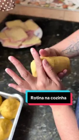 O que mais vocês querem ver sobre os salgados? #rotinadetrabalho #delivery #rotinanacozinha #coxinha #salgadosfritos 