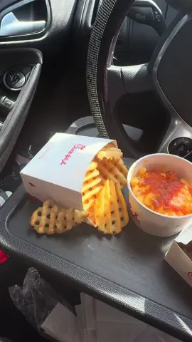 This is the only way to eat in the car ! #fypシ #x #karachanel #fyp 