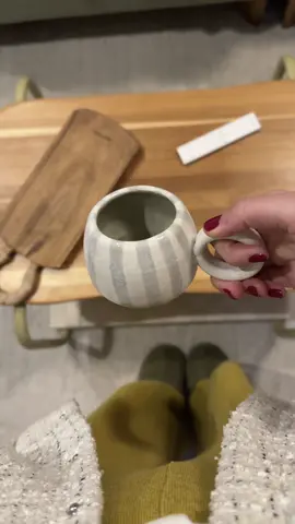 Mostrando o resultado da minha primeira peça da aula de cerâmica no torno 🧡 #ceramica #torno #xicara 
