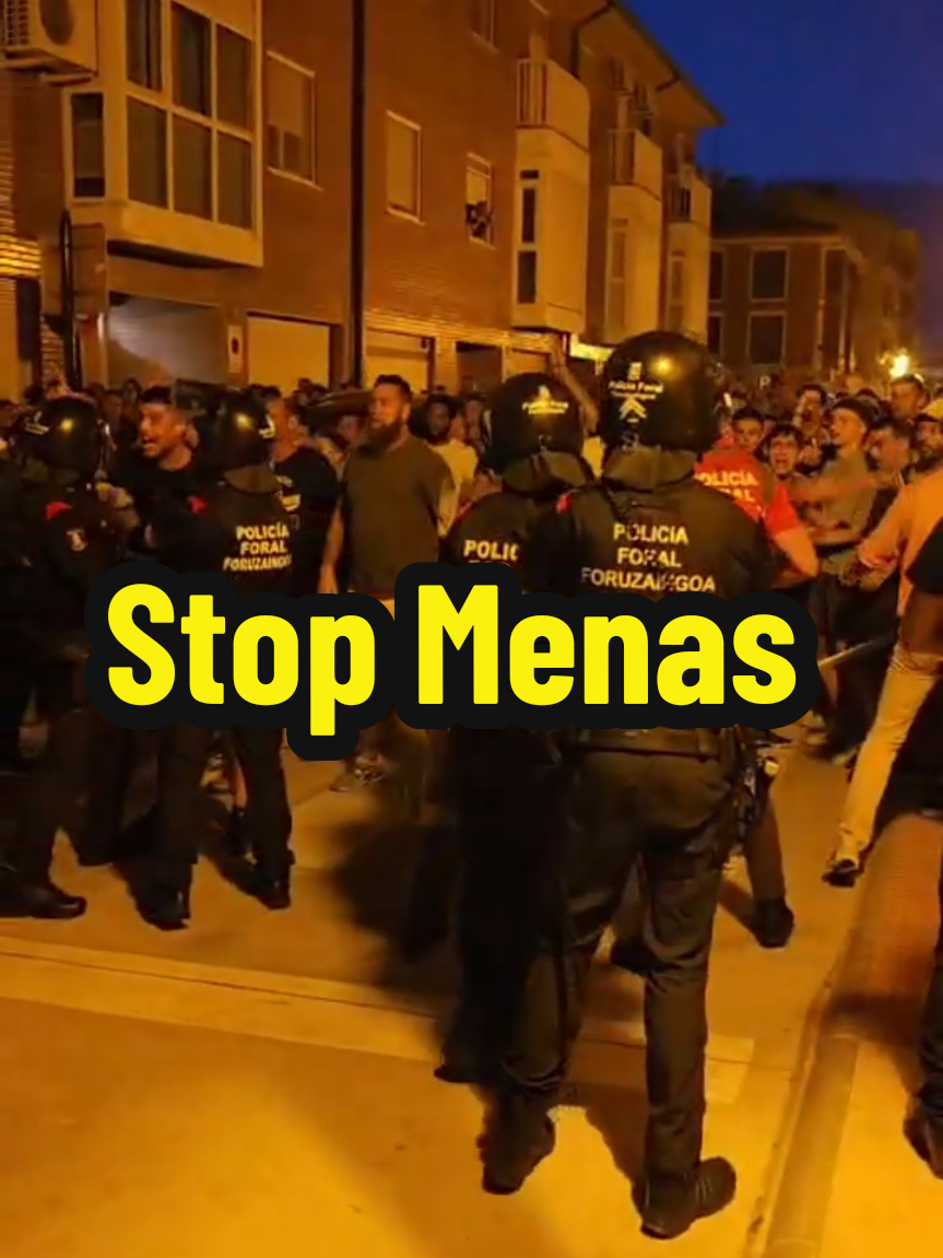 Tensiones con la policía cuando los protestantes intentaban avanzar hacia el centro de MENAS de Marcilla, exigiendo un cierre inmediato del centro ante la inseguridad que generan los inmigrantes. 🗯 Se rumorea que el domingo podría haber otra manifestación.