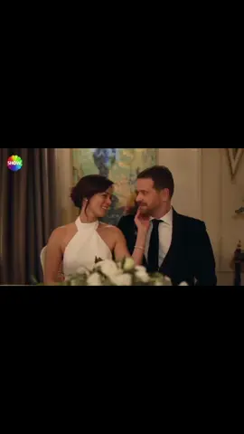 Bora se ajoelha, tira o anel, e o coração de Karsu dispara! 😍✨ Karsu & Bora, que casal incrível! Depois de momentos mágicos juntos  no capítulo 42 o amor vence de vez: ele pede casamento, ela diz “sim”, e eles se casam diante do oficiante 💒💖 . #SandıkKokusu #KarsuEBora #CasalLindo #NovelaTurca #Engagement #LoveStory #Dizi #TurkishDrama #Romance #ozpirincci #ozgeozpirincci 
