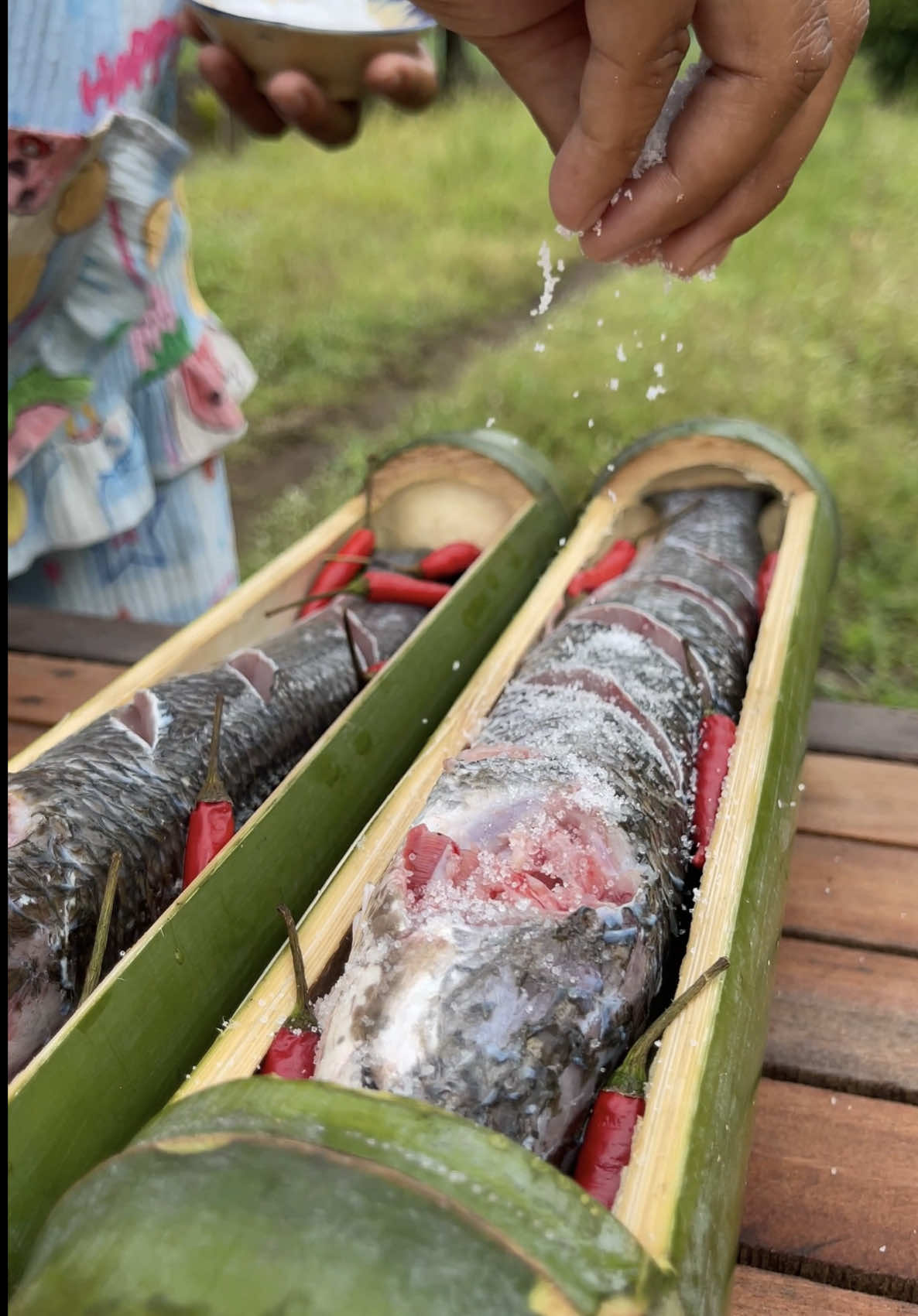 Salt, Chili, Bamboo, fish & Fire = Epic Outdoor Meal #foodtokusa #DinnerIdeas #homecooking #EasyRecipe 