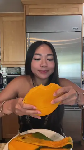 Biggest juiciest sweetest mango ever 🥭 #mukbang #hawaiitiktok #mangoes #viral 
