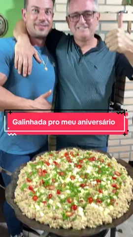 Meu presente de aniversário 🤤🤤🤤 GALINHADAAAA Ingredientes: 1kg de bacon em cubos  3 colheres de manteiga  1kg de Linguiça Toscana sem a pele  1.2kg Lombo suíno em cubos  2kg de Sobrecoxa desossada em cubos grandes  Para temperar as carnes usamos: Páprica defumada  Lemon pepper  Sal  3 cebolas picadas  2 cabeças de alho triturado  2 alho poró 2 pimentões amarelo  2 pimentões vermelhos  Sal colocamos aos poucos e íamos experimentando  4 pimentas dedo de moça sem a semente  2kg de arroz  Água fervendo vai colocando aos poucos até o arroz chegar no ponto. Tomate cereja, mussarela e cebolinha para finalizar. Serve 25 pessoas comendo super bem! 