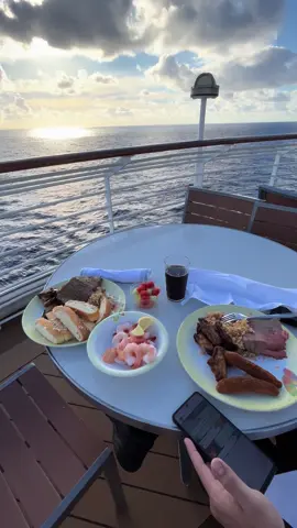 Eating with the view at ocean 🍤#fyp #masukberandamuu #majalengkahits #majalengkapride🏴‍☠️ #crewkapalpesiar #pelautindonesia #storypelaut 