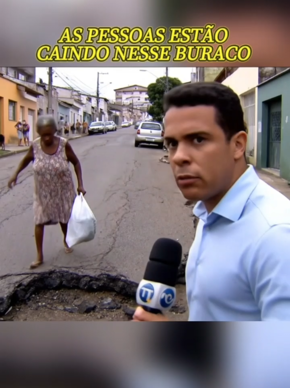 Idosa cai em buraco no meio da rua durante reportagem ao vivo! 😱🍌📺 #Reportagem #CaiuNoBuraco #Idosa #BrasilReal #BuracoNaRua #NotíciaUrgente #Acidente #FrutasNoChão #FlowIA #VideoRealista #JornalismoBrasileiro #iarealista 
