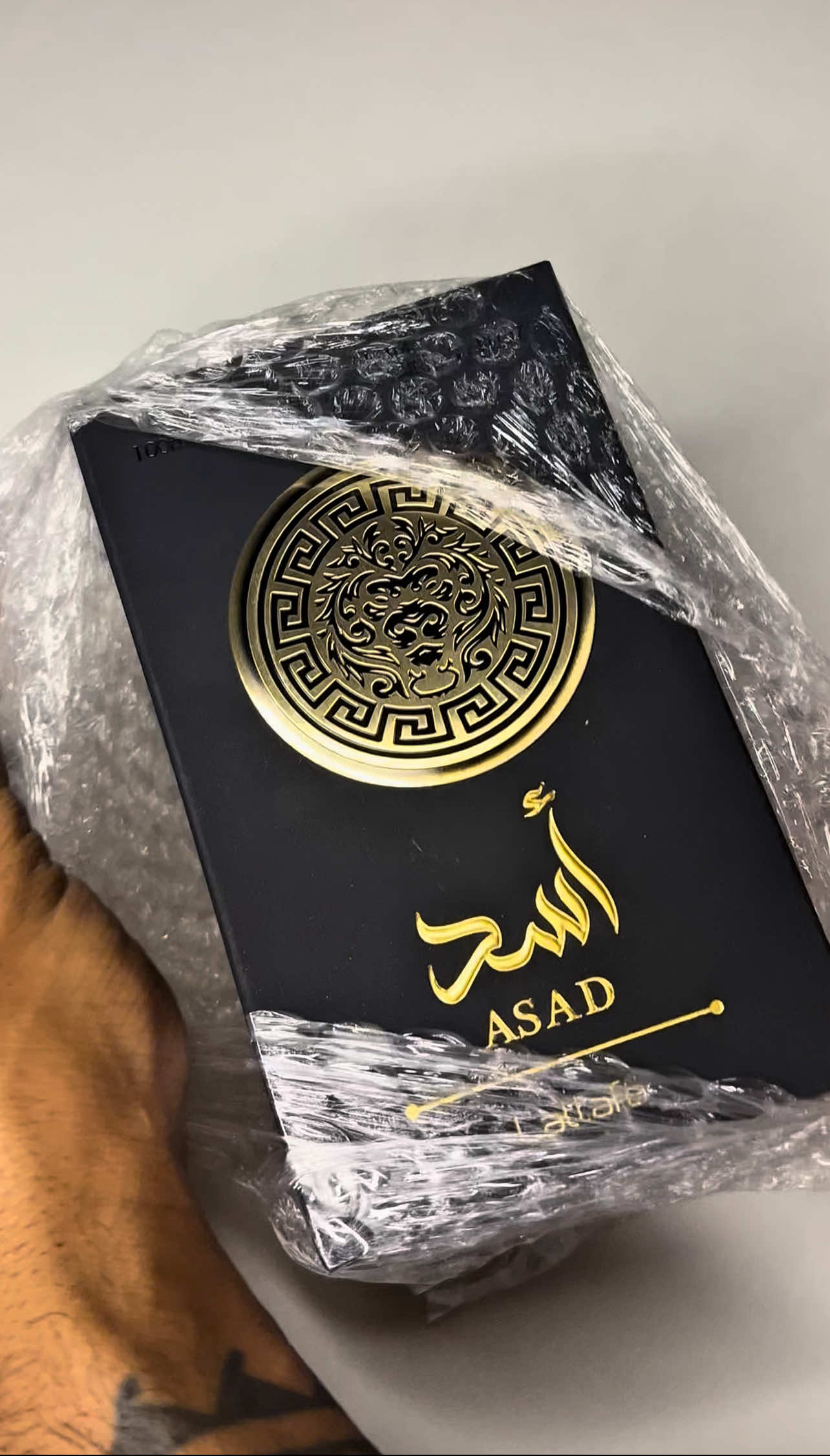 Comprei o perfume árabe Asad Lattafa mais famoso no momento aqui no TikTok shop! #perfumetiktok #perfumearabe #asadlattafa 