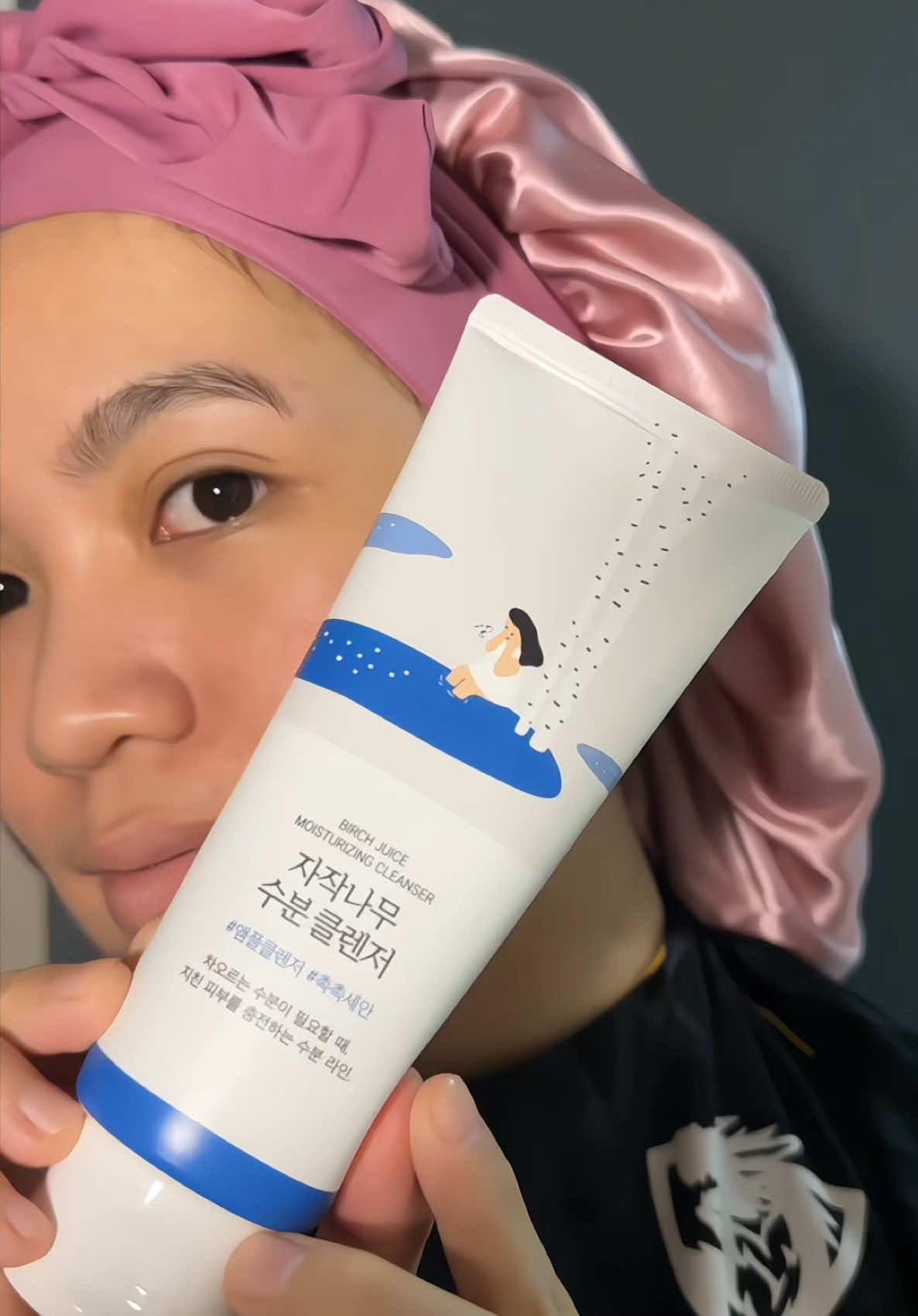 This Korean cleanser is my skin’s new BFF 🪄 hydrating, gentle & perfect for sensitive skin! 💧🫧  #RoundLab #SkincareRoutine #KoreanBeauty #kbeautyskincare #koreanskincare #roundlab 