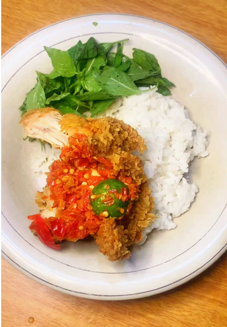 Kriukkk kriukkk pedass #ayamgeprek #kentuckyfriedchicken #sambel #sambelpedas #kemangi #makanapahariini #makanapa #pedasnikmat #fyp #food #fypシ 