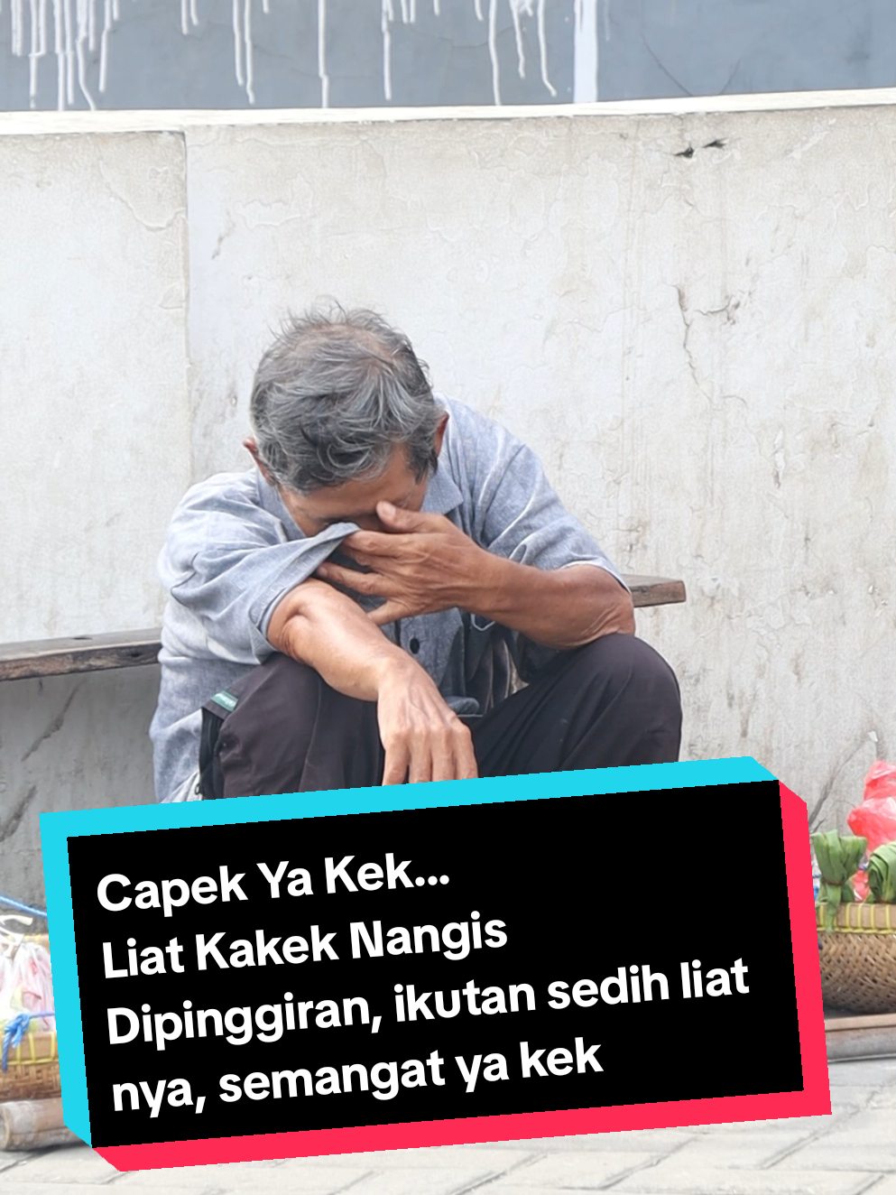 pejuang nafkah apapun di lakukan, melihat kakek nangis di pinggiran, ya allah ikutan sedih liat nya.. semangat kek sehat selalu buat kakek nya... #pejuang #fyp #viral 