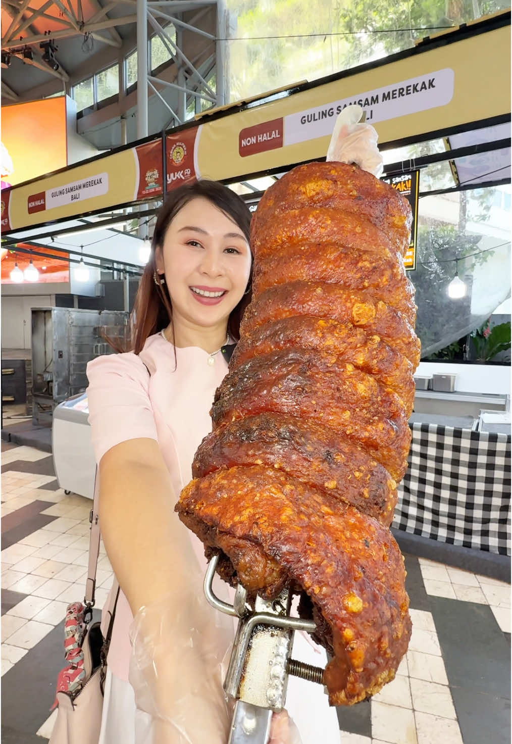 Boboho beraksi lagi nih , susah lama gak dimasakin sama Boboho … yang mau cobain ke gancit aja , lagi ada gebyar kuliner peranakan viral …. Yg di video ini semua yang non halal , ada yang halal juga nanti bakal ada video lain ….  #sibungbung #mukbang #kulinerviral #reviewmakanan 