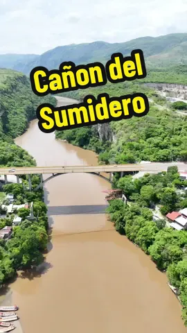 Una pausa sobre el puente a la entrada al Cañón del Sumidero 🚤 Hay momentos que no necesitan palabras… solo alguien con quien compartirlos. ¿Has estado aquí? #CapCut #C#CañónDelSumideroC#ChiapaDeCorzoR#RíoGrijalvaV#ViajesEnParejaP#PausaPerfectaM#MéxicoNaturalT#TurismoChiapasV#ViajarEsVivirE#EscapadasConAlmaT#tiktoktravelD#DestinoMéxicoL#LugaresQueSananGuardaEsteVideo