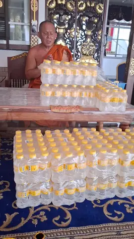 ทำบุญถวายน้ำดื่มให้กับวัดช่างเคี่ยนจำนวน22โหลอนุโมธนาสาธุบุญด้วยกันครับ