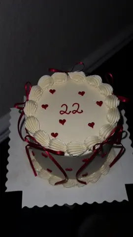 A bit of glitter makes everything better ✨ #fyp #foryou #cake #glitter #bentocake #inspo #22 #redhearts #Love 