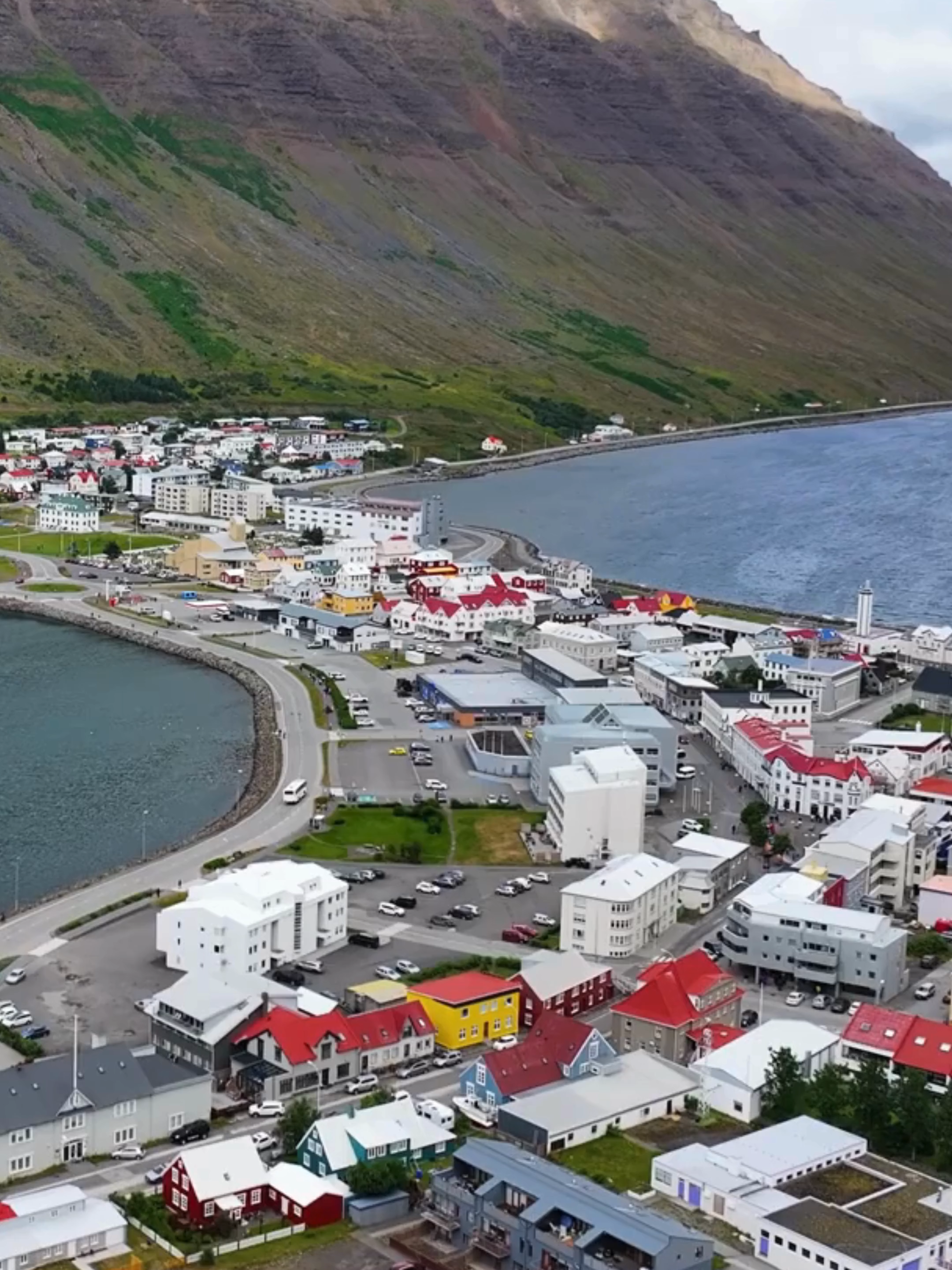 Esta cidadezinha nos fiordes do oeste da Islândia é PURA MAGIA! Com apenas 2.600 habitantes, é onde a natureza selvagem encontra a cultura nórdica autêntica! 🏔️✨ 🌟 Por que Isafjordur é especial: Cercada por montanhas dramáticas de 700m Aurora boreal de tirar o fôlego no inverno Casas coloridas que parecem de conto de fadas Centro cultural com museu marítimo incrível Ponto de partida para trilhas épicas É literalmente o fim do mundo... mas o mais bonito que você já viu! 🌍💙 #isafjordur #iceland #islandia #fiordes #westfjords #auroraboreal #nordico #viagemgelada #cidadepequena #montanhasdramaticas #casascoloridas #culturalocal #naturezaselvagem #paisagemepica #destinoescondido #viraltravel #fypシ #explorepage #arcticcity #icelandtravel #hiddengem #smalltown #dramaticlandscape #northernlights #mountaintown #authenticiceland #coldweather #beautifuldestination #icelandicculture #remotetown #saltopelomundo