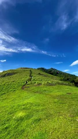 හිරු බැස යන හුලංගල ⛰️💨 #WeekendVibes #travellife #traveling #nature #srilanka #foryou #fyp #hulangala