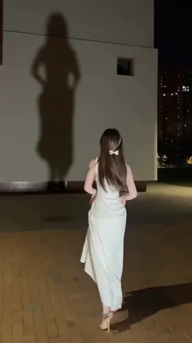 ترقص مع ظلها  برقه مثيره  كأنه نسمه اليل الشرقيه  تغوي القمر بنعومتها♥️♥️♥️♥️♥️🤗