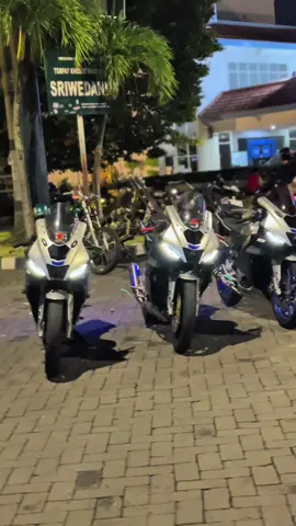 3 motor yg sama dgn beda spek                                                                              #capcut #fyp #xybca #r15v4 #15m #r15v3 #r15indonesia #r15modifikasi #fypp #foryoupage #r15mindonesia 