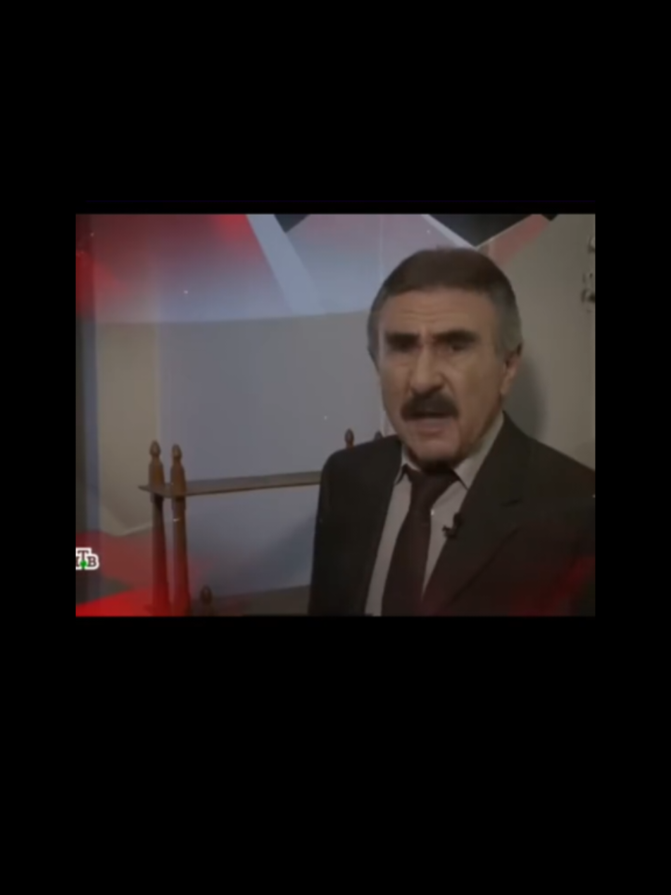 Капитали́зм — социальная и экономическая система производства и распределения, основанная на частной собственности, юридическом равенстве и свободе предпринимательства. Главным критерием для принятия экономических решений является стремление к увеличению капитала, к получению прибыли. Понятие «капитализм» — это экономическая абстракция, в которой выделены характерные черты экономики на определённом этапе её развития и при этом отброшены менее значимые. Реальная экономика конкретных стран никогда не основывалась только на частной собственности и не предоставляла полной свободы предпринимательства. Всегда в той или иной мере присутствовали несвойственные капитализму черты — сословные привилегии, государственная собственность, ограничения на владение имуществом, в том числе ограничения на размеры недвижимости или земельных участков, таможенные барьеры, антимонопольные правила и т. п. Часть из них являются наследием предыдущих эпох, часть — следствием развития самого капитализма. В категориях марксизма, капитализм — общественно-экономическая формация, приходящая на смену феодализму и готовящая условия для коммунизма (социализма). #капитализмсчастье  #коммунизмутопия #ссср #Россия #Пидиди 