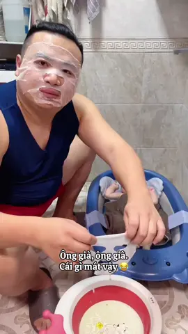 Được hôm bố tắm cho con gái cưng 😂 #xuhuong #haihuoc #embe #đángyêu #tổláitrongnhà 