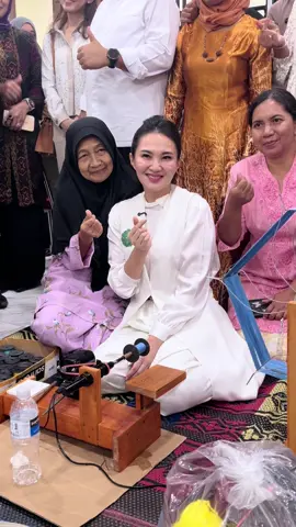 Main ke Kepri, bawa pulang banyak insight! 🧶✨ Keren sih… Pemprov Kepri bener-bener support system buat ibu-ibu penenun. Nggak cuma sediain tempat… Tapi juga ajarin cara produksi, bantu jualin, sampai tembus pasar! Budaya jalan ✅ Ibu-ibu punya kerjaan ✅ Ekonomi lokal naik ✅ Semoga bisa kita adopsi di Maluku Utara 💥 Biar wastra kita juga makin naik kelas! 🙌 #Perempuanberdaya #dekranasda #kepri #malukuutara #gubsherly #sherlylaos 