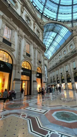 Milan - Galeria Vittorio Emanuele 🛍️🇮🇹 #milan #italy #milano #italia #prada #lv #fashion #fashionweek #galeria #vittorio #emanuele #duomo #travel #viaje #fyp #viralvideos #trending #tiktok #videoviral #videos #shorts #trends #shopping @italytravel @Italy @Italy 