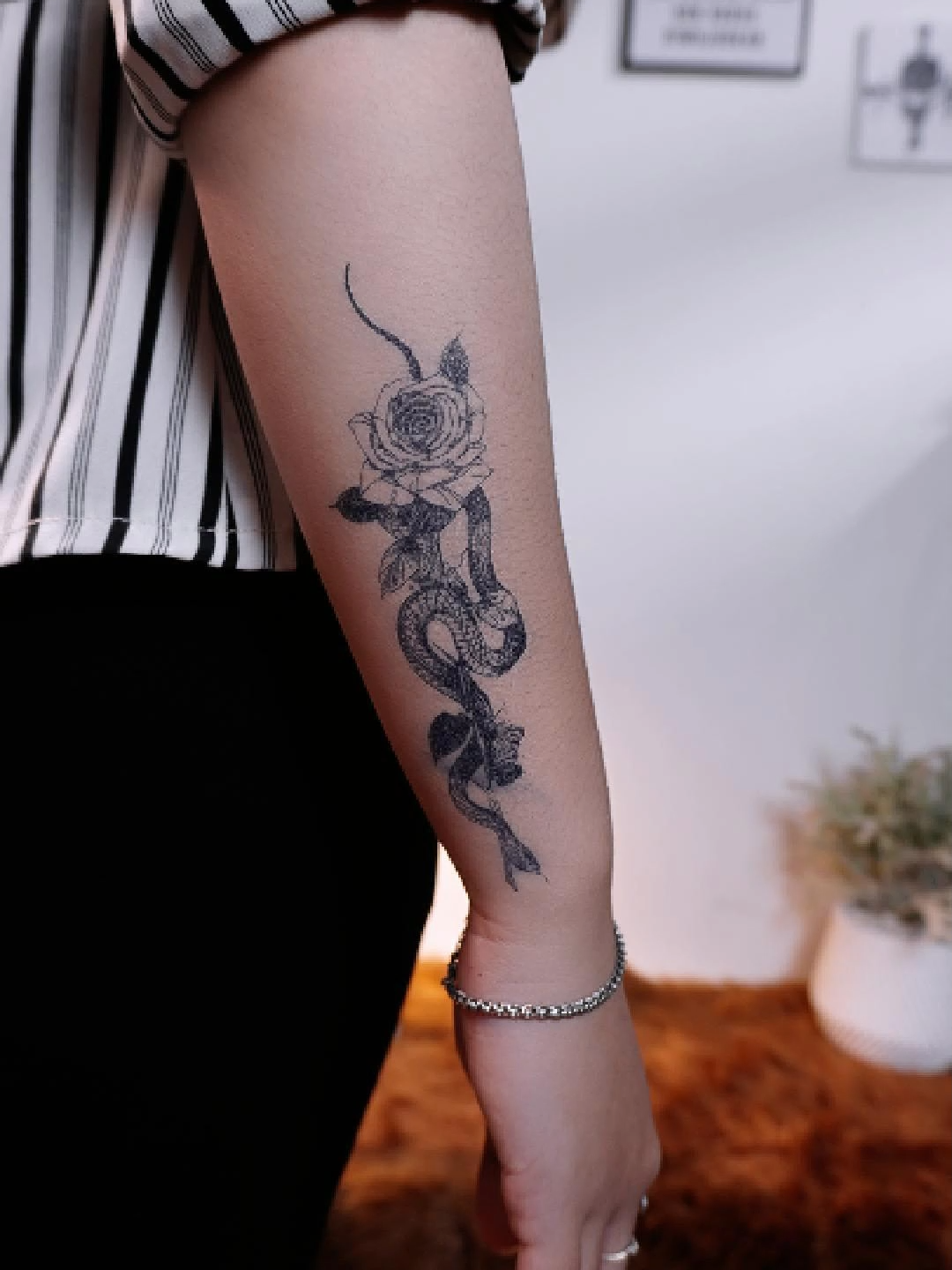 rekomendasi tsto temporer ular kombinasi bunga #tattoo #temporarytattoo #tattooartist #tattooideas #tattoolover #tattoogirl #stikertato #tatoogirl #tatotemporer #tatoos #skenavibes #fypシ゚viral🖤tiktok