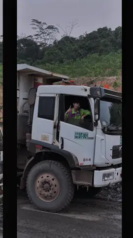 Hubungan boleh awet asal jgn hujanya yg awet😎#bungkus #storytambang #tambangbatubara #tambangbatubarakalimantan #haulingbatubara #ptlanaharitaindonesia #hikmaborneobarautama 