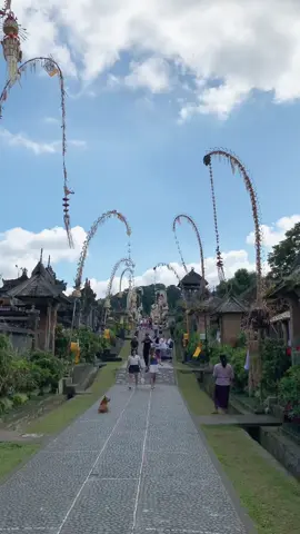 Desa Penglipuran di Bangli, Bali, dikenal sebagai desa terbersih di dunia karena kebersihan dan tata ruangnya yang sangat terjaga. Penghargaan ini juga diakui oleh Green Destinations Foundation.  #panglipuran #desapanglipuranbali #bali #baliviral #pulaudewata #fyp#fypシ #fypシ゚viral #fypage 