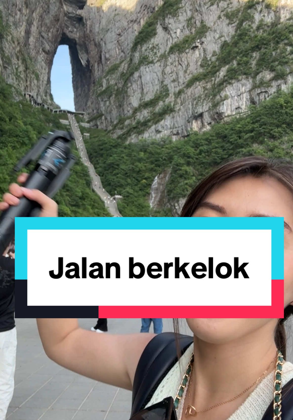 Maaf guys, bukan lift, maksdnya eskalator 🥹🥹 Next kita lihat suasanan malam di kota Zhangjiajie 😎👍 #fyp #fypシ゚viral #fyppppppppppppppppppppppp #zhangjiajie #travellingtochina #tianmenshan #china #tianmendong 